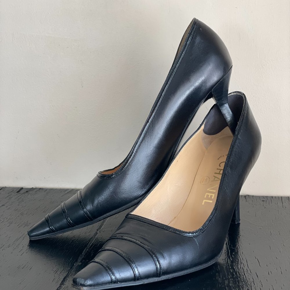 VTG Chanel Black Pumps Heels Leather 37 7 735 CC Pointed Striped 6.5 - Picture 3 of 11